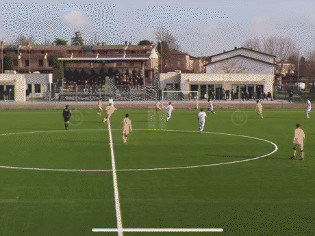 Spieler dreht sich auf und spielt den Ball in die Tiefe