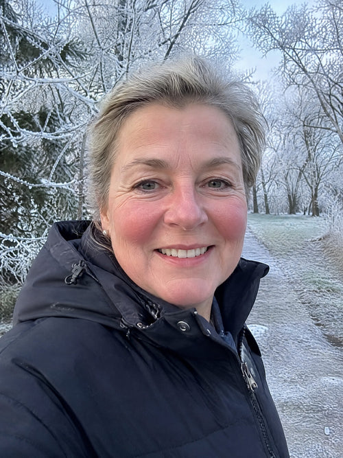 Ab Woche 3: Frau beim Winterspaziergang