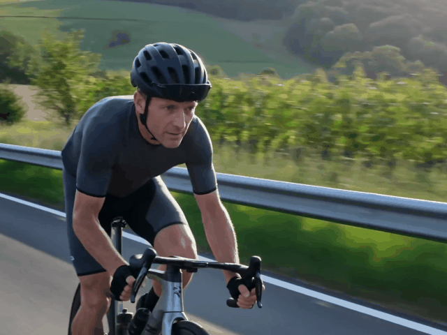 Rennradfahrer tritt aus dem Sattel an und gibt Vollgas