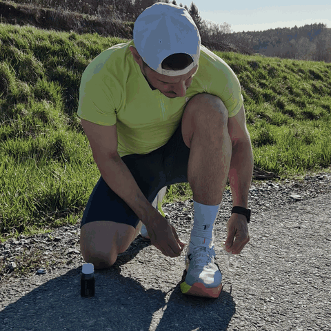 Läufer bindet sich draußen die Laufschuhe vor dem Training