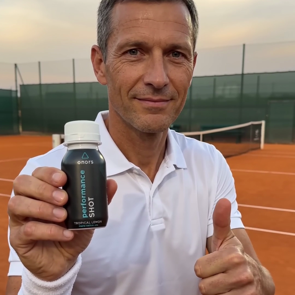 Sportler mit dem onors Performance Shot auf dem Tennisplatz, Daumen hoch