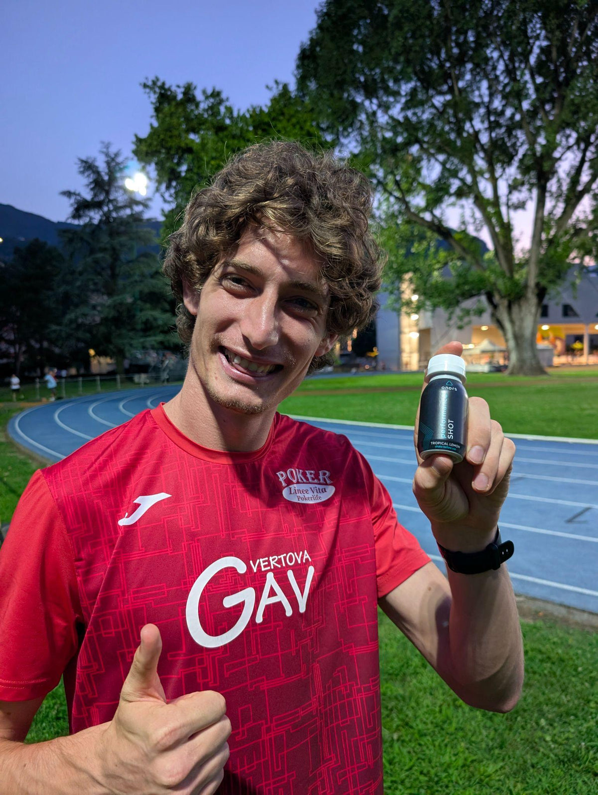 Sebastiano Parolini mit dem onors Performance Shot an der Laufbahn