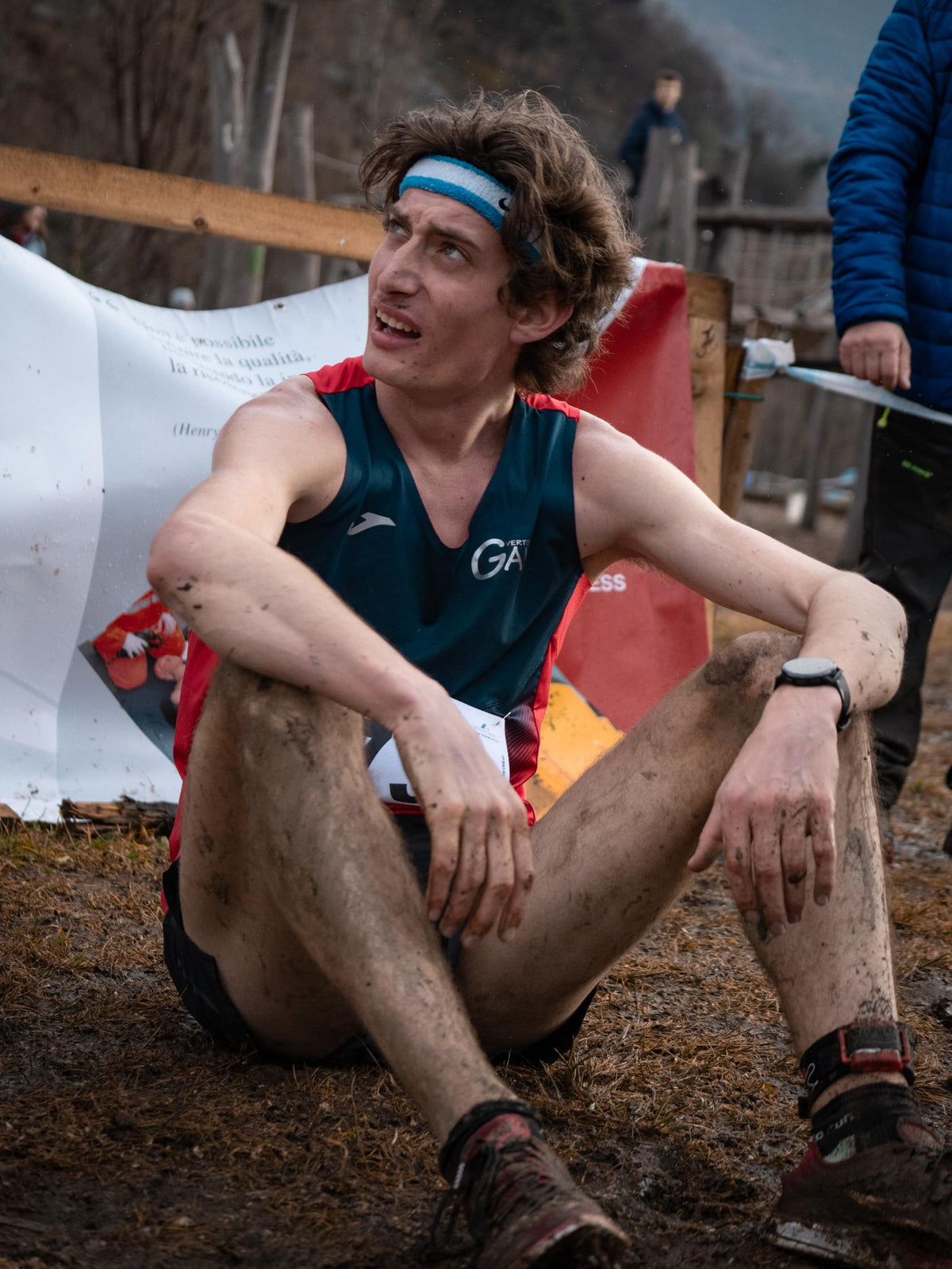 Sebastiano Parolini sitzt nach einem Crosslauf erschöpft am Boden